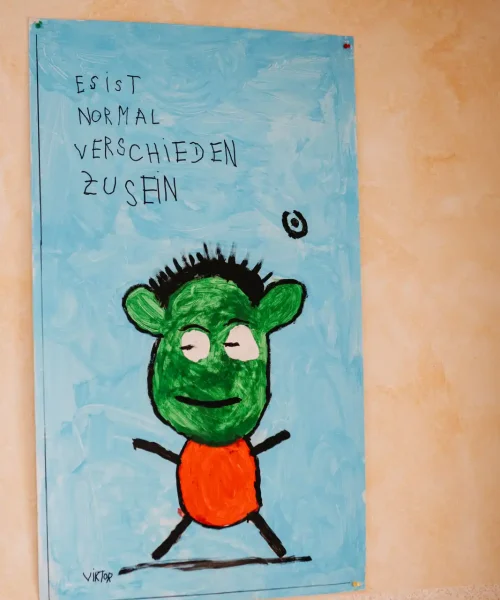 Bild mit der Aufschrift 'Es ist normal verschieden zu sein'