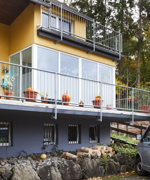 Blick auf Terasse eines gelben Gebäudes