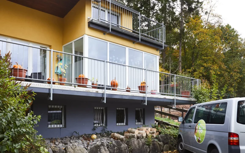 Blick auf Terasse eines gelben Gebäudes