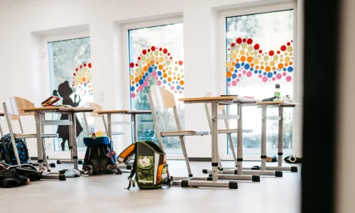 Blick aufs Klassenzimmer der Schule