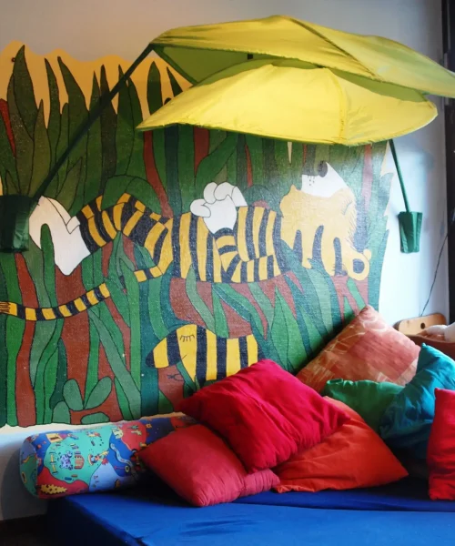 Bunte Sitzecke mit Tiger-Wandbild