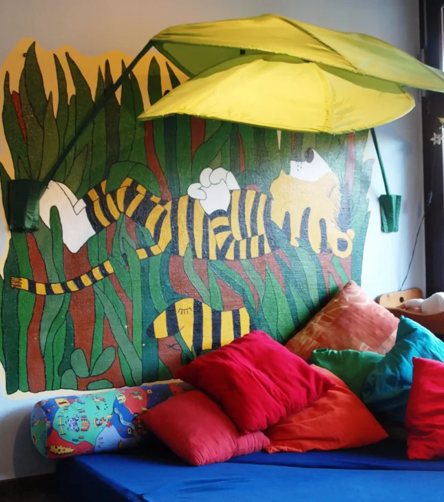 Bunte Sitzecke mit Tiger-Wandbild