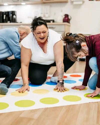 Drei Menschen bei Twister