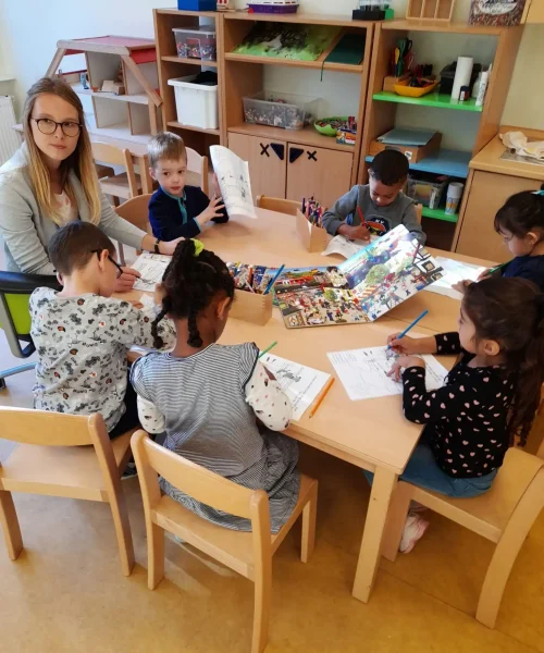 Eine Gruppe von Kindern samt Lebenshelfer beim Lernen