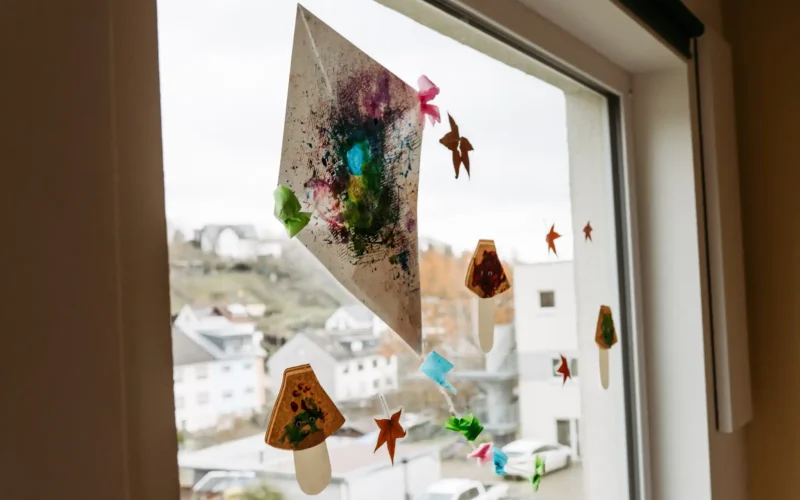 Fenster was mit kleinen Kunstwerken bestückt wurde