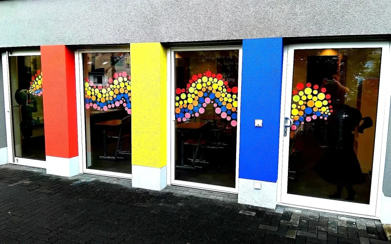 Fensterfront mit Regenbögen