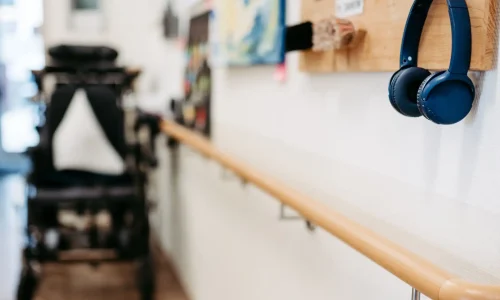 Flur mit Rollstuhl und Deko an der Wand