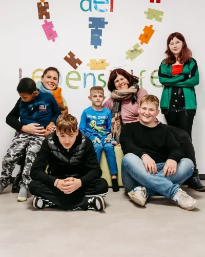Gruppenfoto von Kindern und Lebenshelfer aus der Schule