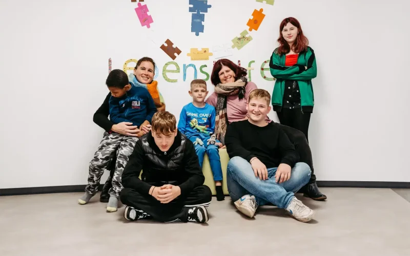 Gruppenfoto von Kindern und Lebenshelfer aus der Schule