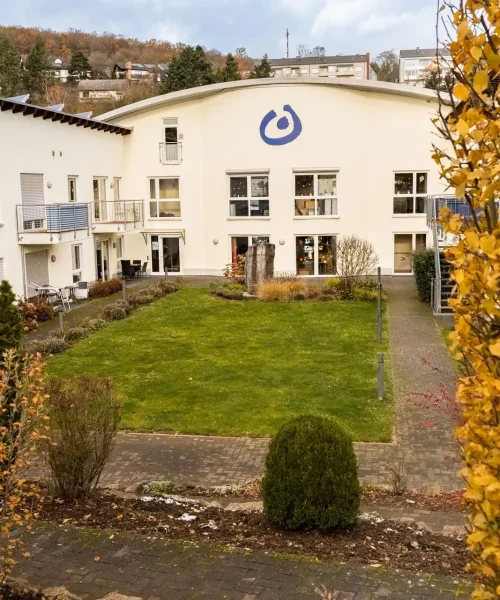 Herbstliches Bild vom Gebäude der Lebenshilfe