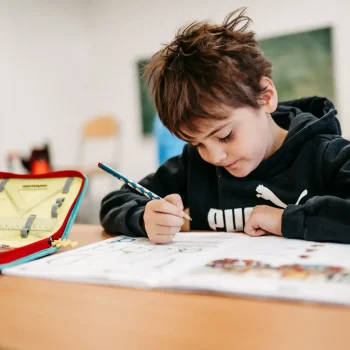 Junge beim Lernen in der Schule