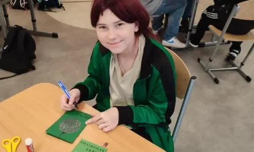 Junges Mädchen beim Basteln ihrer verzierten Karte