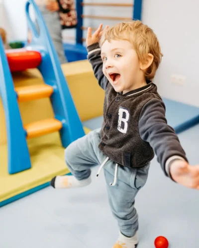 Kind spielt glücklich im Kinderkarten