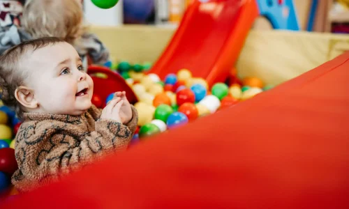 Kind spielt im Bällebad