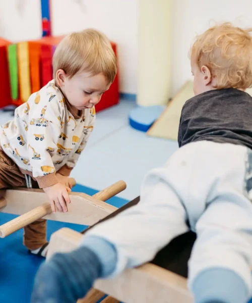 Kinder spielen zusammen auf einem Holzgerüst