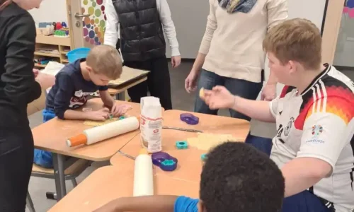 Kinder und Lebenshelfer beim Backen