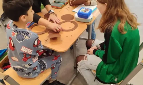 Kinder und Lebenshelfer beim Basteln