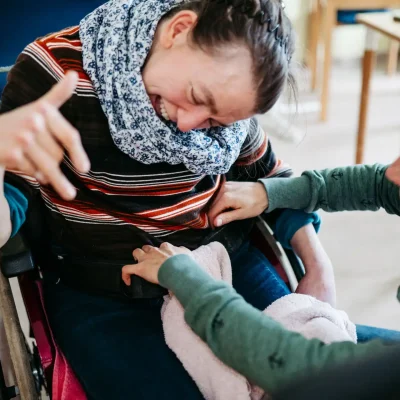 Lebenshelfer hilft Patientin im Rollstuhl