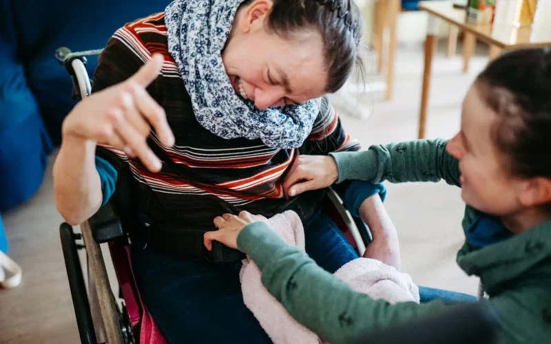 Lebenshelfer hilft Patientin im Rollstuhl