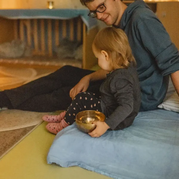 Lebenshelfer kümmert sich um ein Kind