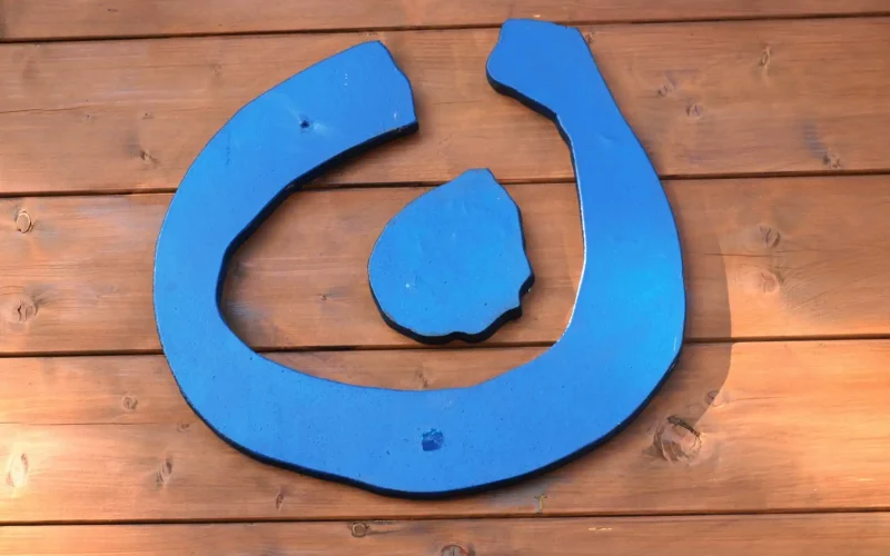 Lebenshilfe Logo auf einer Holzwand