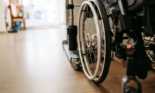 Nahaufnahme eines Rollstuhls von unten