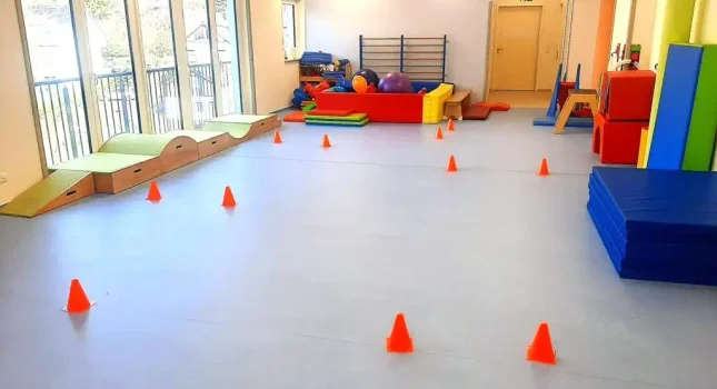 Parkour in einem Sportraum