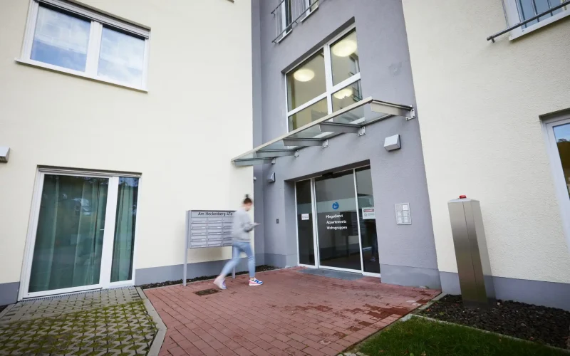 Person betritt das Gebäude der Lebenshilfe