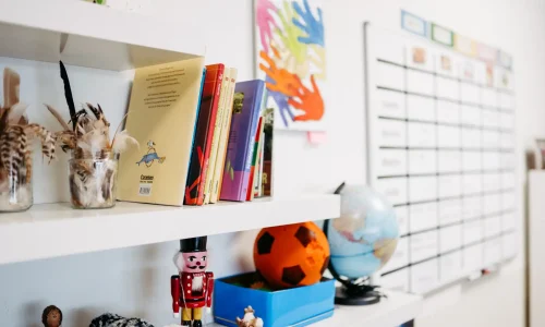 Regal mit Büchern, Globus, Fussball und Deko