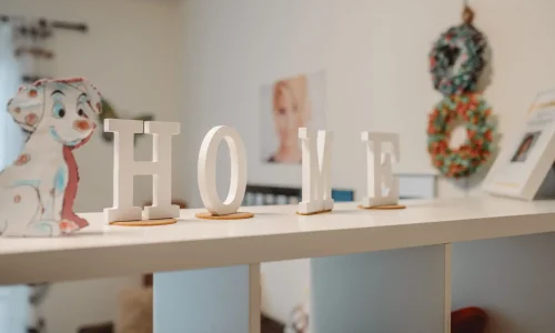 Regal mit etwas Deko und dem Wort 'Home'