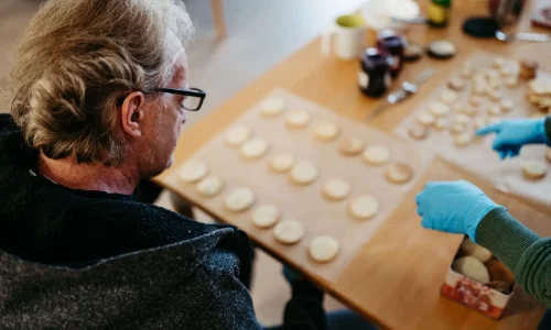 Rentner beim Plätzchen backen