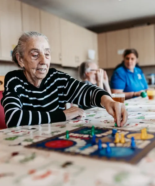 Seniorin spielt 'Mensch ärger dich nicht'
