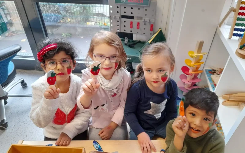 Vier Kinder beim Spielen mit Fingerhüten