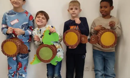 Vier Kinder mit ihrer selbstgebastelten Laterne für St. Martin