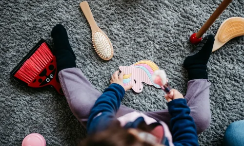 Vogelperspektive von einem Kind, was gerade am spielen ist