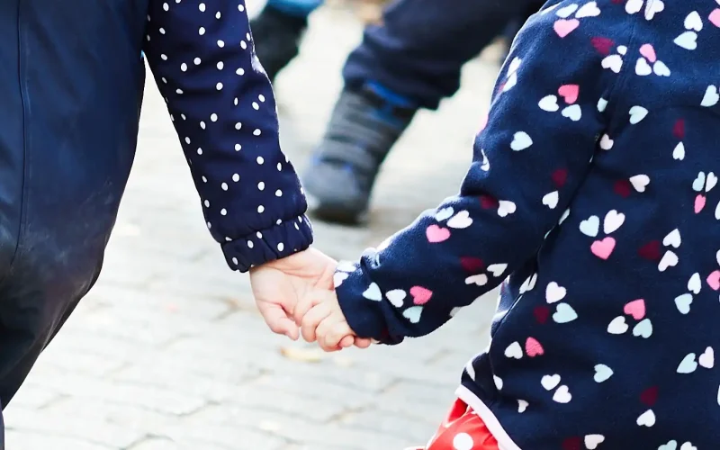 Zwei Kinder halten ihre Hände