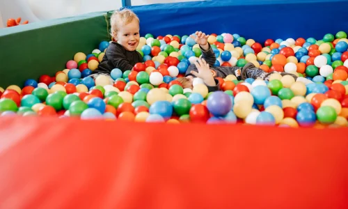 Zwei Kinder spielen im Bällebad